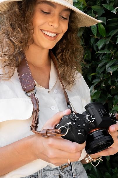 MegaGear MG1515 Kamera-Schulter- oder Nackengurt aus echtem Leder der Sierra-Serie – braun, kompakt 